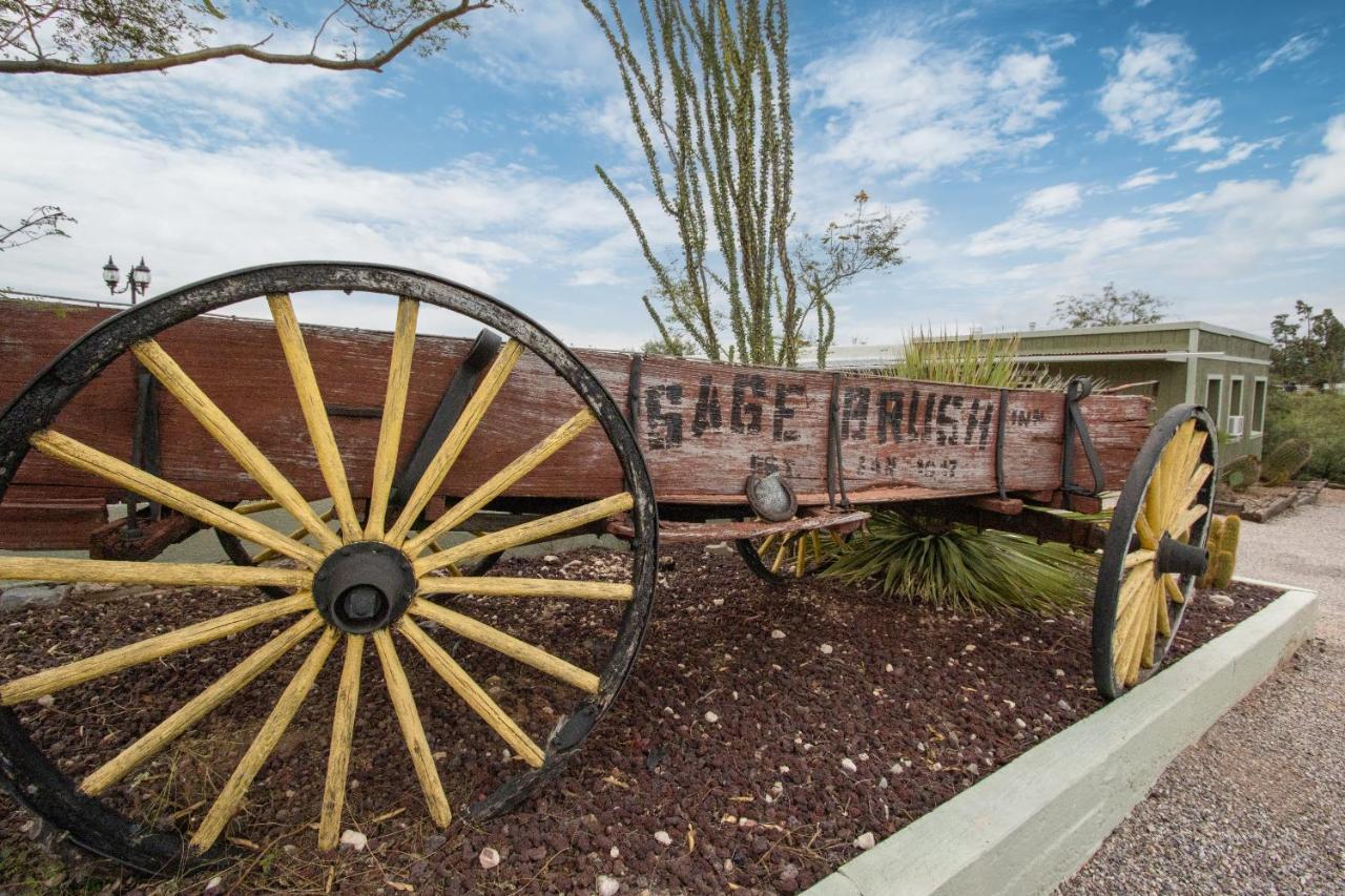 Sagebrush Inn トゥームストーン エクステリア 写真 Wagon at the entrance of the museum