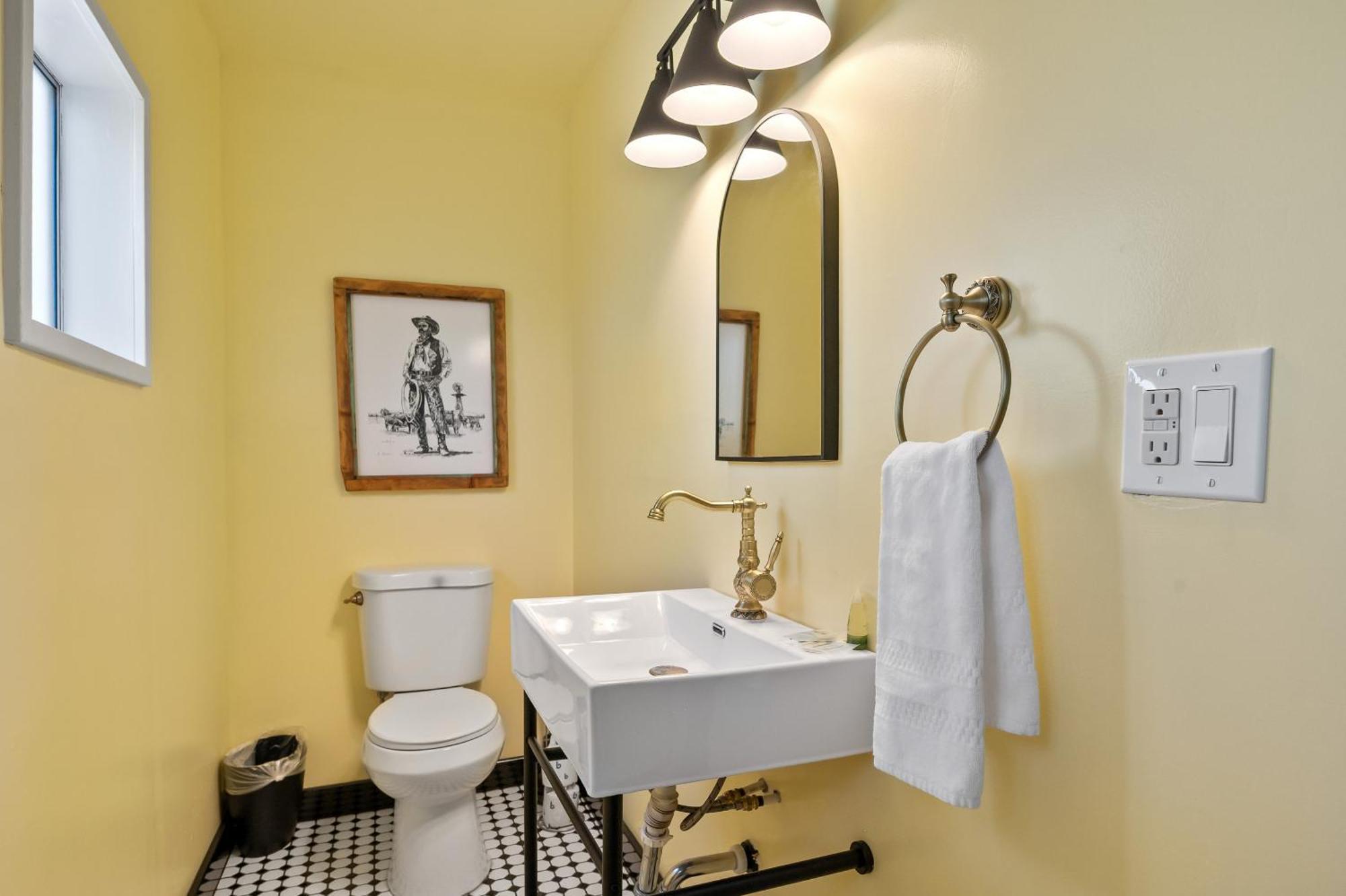 Sagebrush Inn トゥームストーン 部屋 写真 A modern bathroom