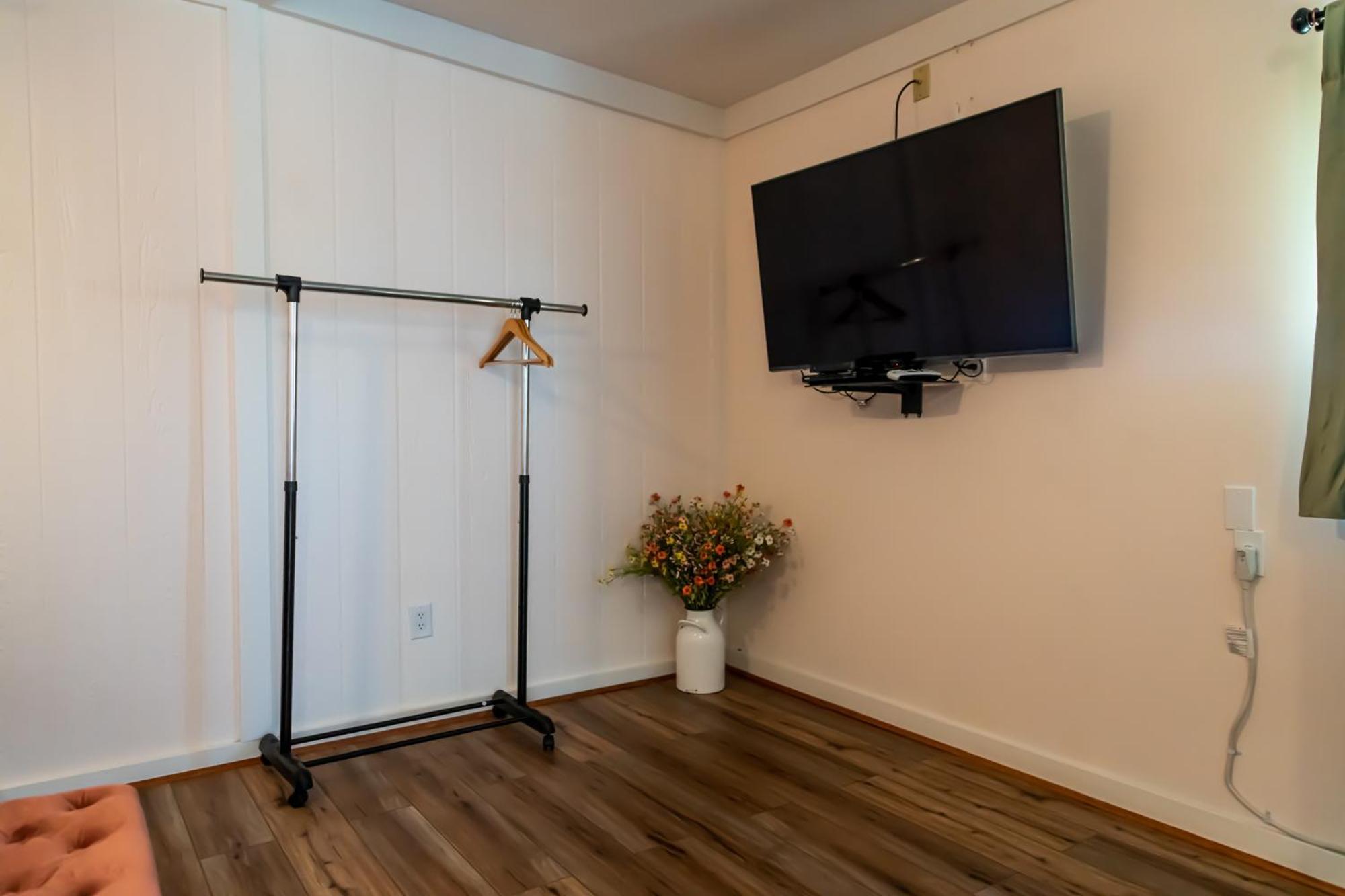 Sagebrush Inn トゥームストーン 部屋 写真 A garment rack