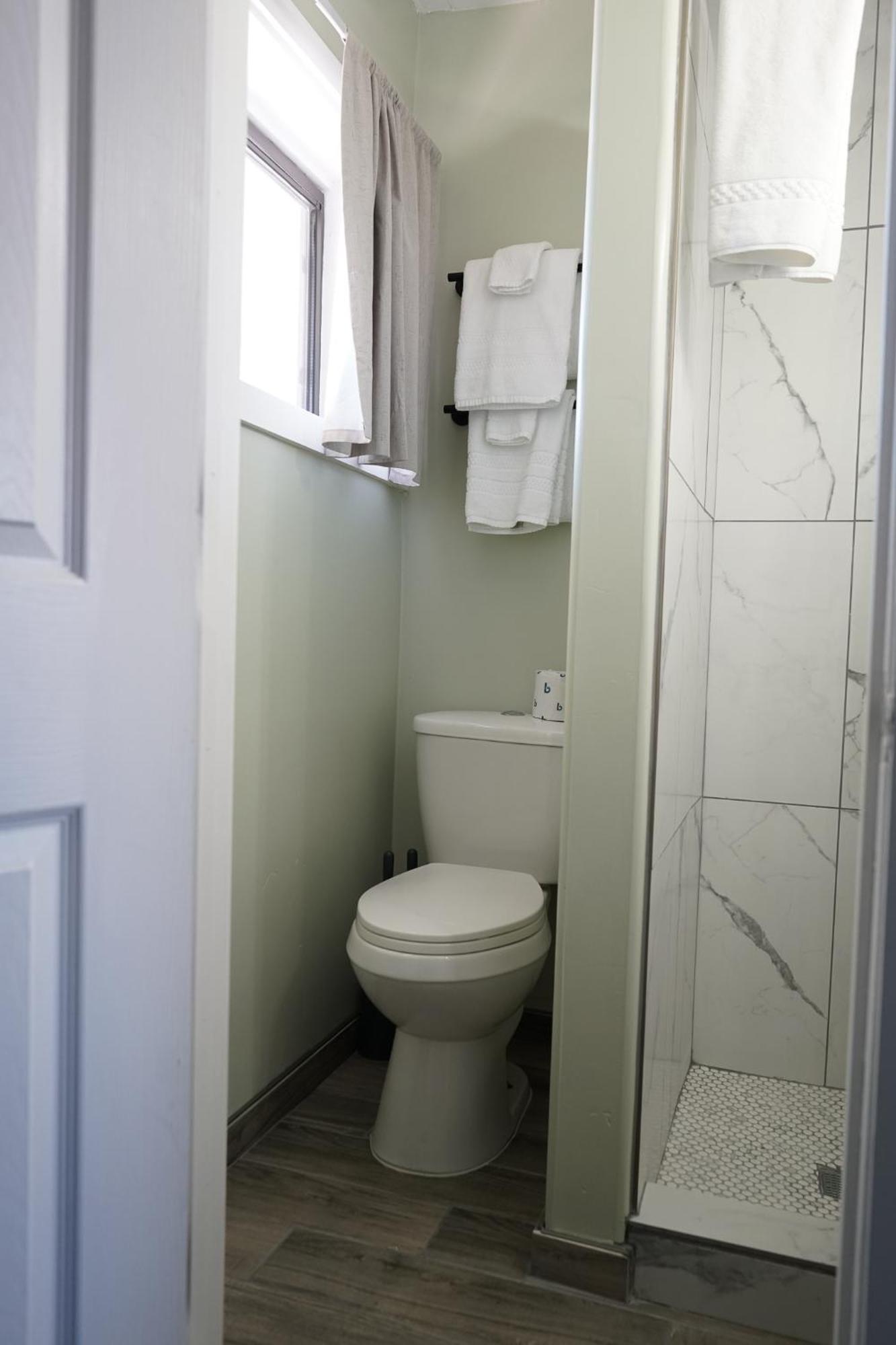 Sagebrush Inn トゥームストーン 部屋 写真 A toilet in a home