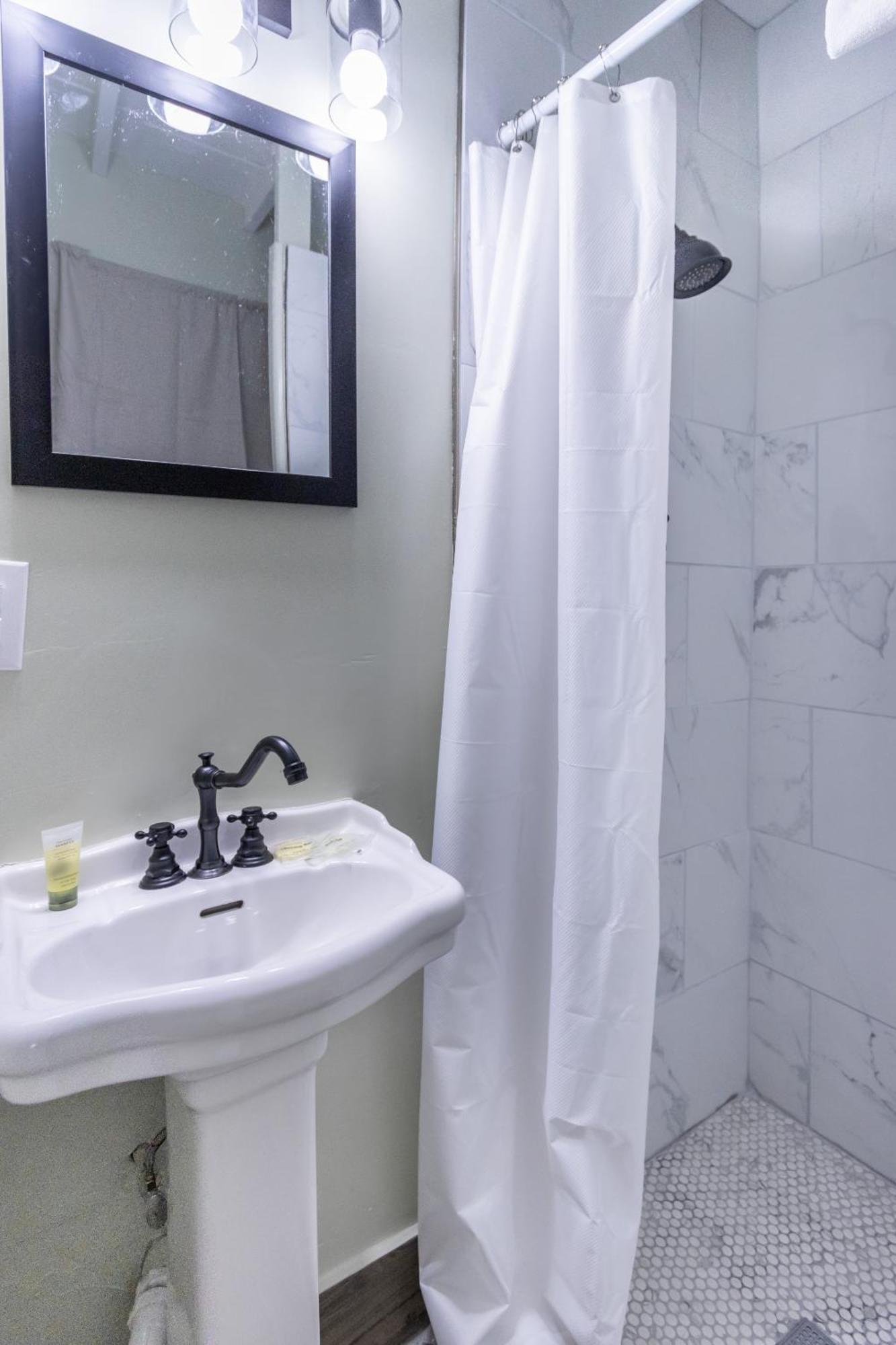 Sagebrush Inn トゥームストーン 部屋 写真 A shower curtain